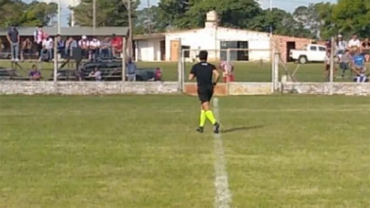 Falleció un futbolista tras chocar contra una pared durante el partido