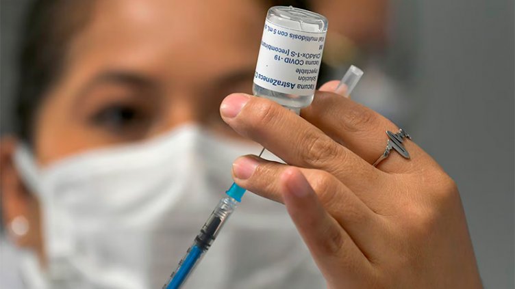 AstraZeneca admitió que su vacuna puede causar “efectos secundarios inusuales”
