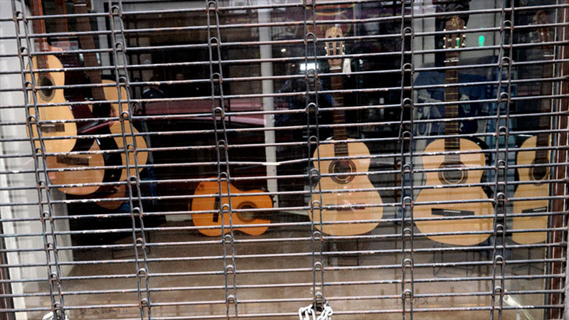 Las guitarras de Antigua Casa Núñez, detrás de la persiana baja.
