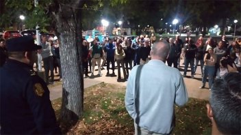 Vecinos de Viale reclamaron frente a la Comisaría por mayor seguridad