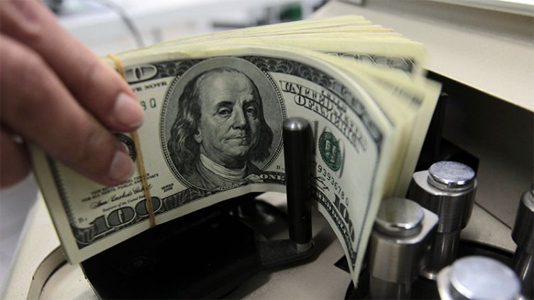 “Toque, mire e incline”: cómo detectar billetes de 100 dólares falsos