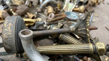 Clausuran chatarrerías: había cobre, picaportes y piezas robadas de cementerios