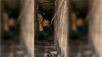 Video: ladrón entró a robar en una casa y quedó atrapado en la chimenea