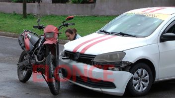 Taxi chocó con una motocicleta en esquina de Paraná: un joven fue hospitalizado
