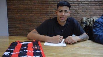 El arquero Matías Caballero firmó su primer contrato profesional con Patronato