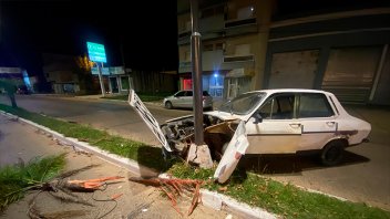 Automóvil despistó y chocó contra poste de luz: conductor circulaba alcoholizado