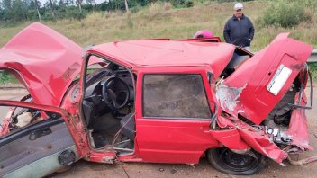 Un auto sufrió “destrucción total” tras chocar con un camión en Autovía Artigas