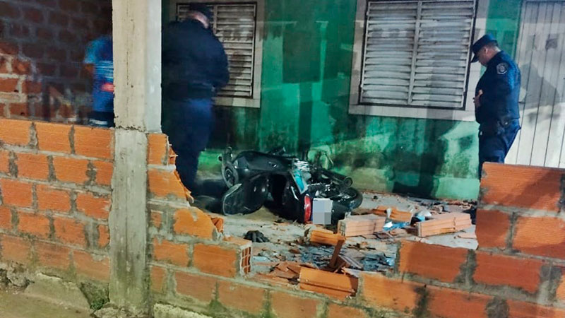 La moto que chocó contra un muro en Avenida San Lorenzo e Isthilart.