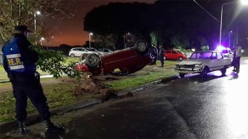 Conductor alcoholizado despistó con su auto, chocó otro estacionado y volcó