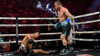 Canelo Álvarez retuvo sus títulos ante Munguía en una pelea vibrante: video