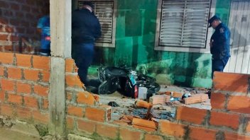 Un joven está grave tras chocar un muro con su moto en Concordia