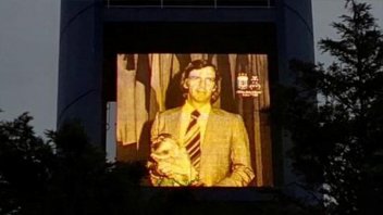AFA iluminó su predio con la imagen de Cesar Luis Menotti tras su fallecimiento