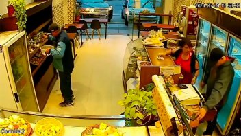 Se hizo pasar por empleado de una panadería y se robó toda la recaudación: video