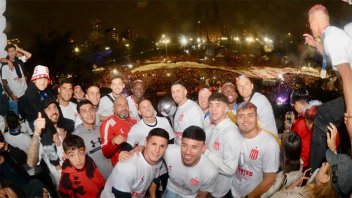 Estudiantes festejó con sus hinchas la obtención de la Copa de la Liga en La Plata