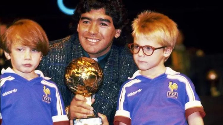 Buscan frenar la subasta del Balón de Oro de Maradona: "Es un objeto robado"