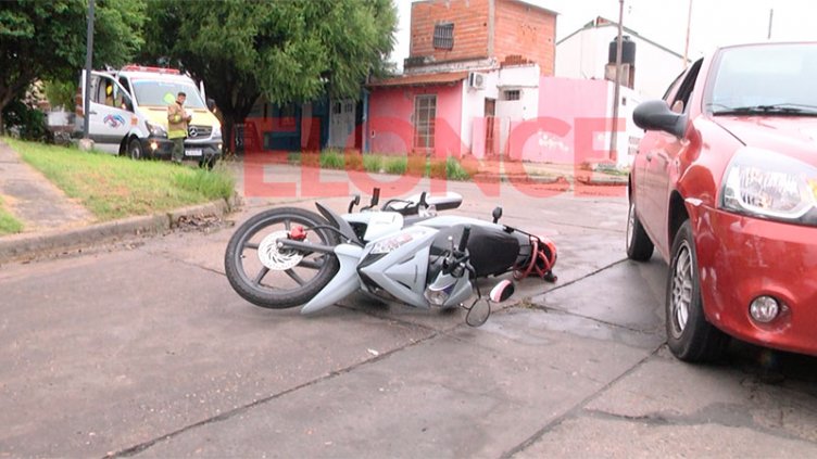 Una mujer fue hospitalizada tras choque entre auto  y moto en Paraná