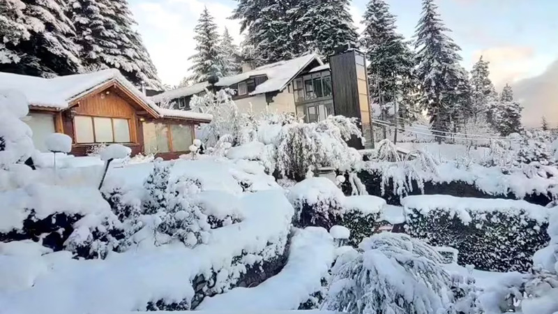 Una postal de la nieve caída en Bariloche