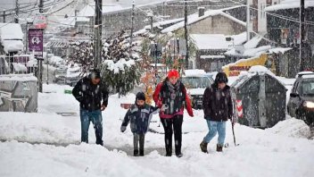 Histórica nevada en Bariloche obligó a suspender clases y cerrar el aeropuerto