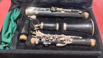 Vendía por Facebook un clarinete robado: dijo que se lo habían regalado