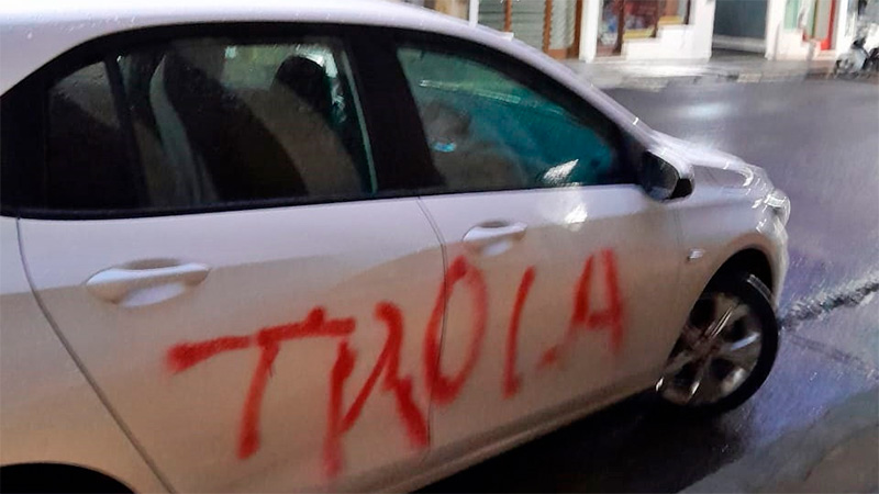 Pintaron el auto de una docente con un mensaje obsceno.-