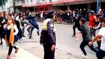 Videos: estudiantes de dos colegios protagonizaron una batalla campal en Tucumán