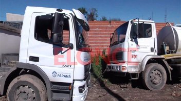 Rescate fallido: dos camiones municipales, empantanados en una calle de tierra