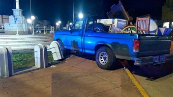 Conductor alcoholizado chocó su camioneta contra el mástil de una plaza