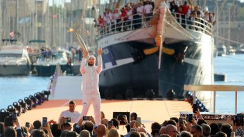 Juegos Olímpicos París 2024: la llama olímpica llegó a Marsella en un velero