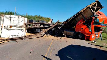 Video: camión chocó contra un puente y destruyó las vías de un tren turístico