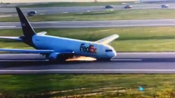 Video: Un Boing 767 aterrizó de emergencia sobre su fuselaje