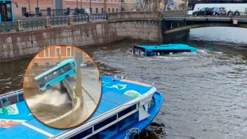 Video: colectivo cayó al río desde un puente en Rusia y hay fallecidos