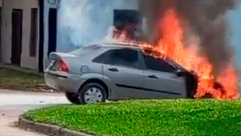 El Ford Focus que se incendió en Concepción del Uruguay.
