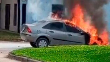 Un auto se incendió tras sufrir un desperfecto eléctrico