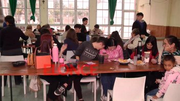 Alumnos de Escuela Centenario realizaron mate bingo para costear su recepción