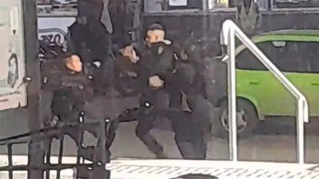Policías discutieron y terminaron a los golpes en una terminal de micros: video