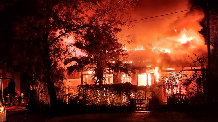 Video: feroz incendio arrasó por completo una vivienda