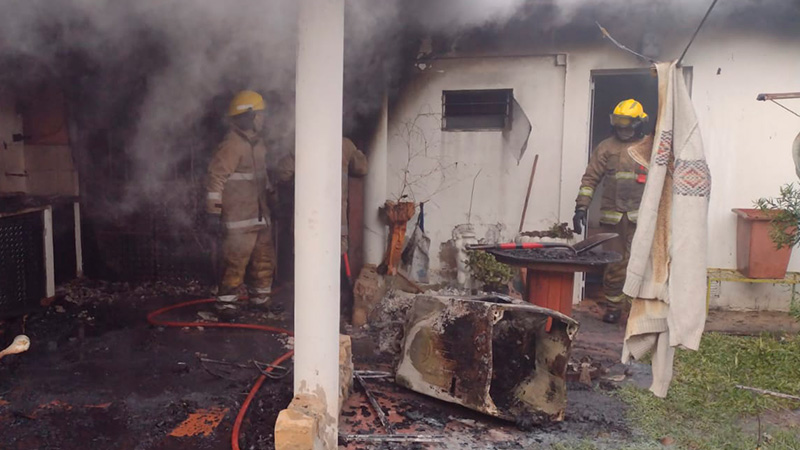 Rescataron a un hombre tras el incendio de una vivienda | Elonce.com