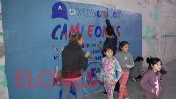Selección de Sóftbol compartió jornada de arte y deporte en barrio Maccarone