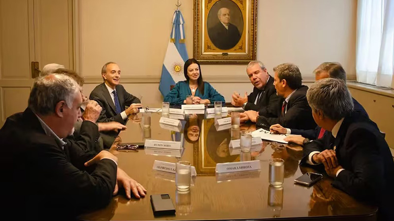 La ministra de Capital Humano, Sandra Petovello, con autoridades universitarias.