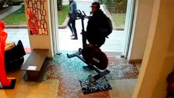 Video: Rompió la vidriera de un gimnasio, disimuló y se robó una bicicleta fija