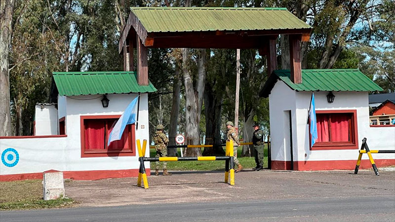 Violación en el cuartel: detuvieron a ex soldado acusado y allanaron el lugar