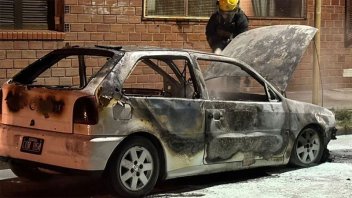 Un auto se prendió fuego cuando el propietario intentó arrancarlo