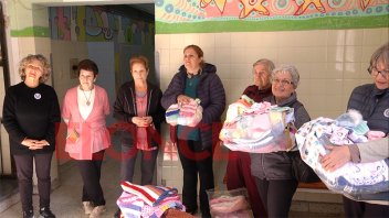 Tejedoras entregaron mantas y abrigos para donar a bebés de la Neo del San Roque