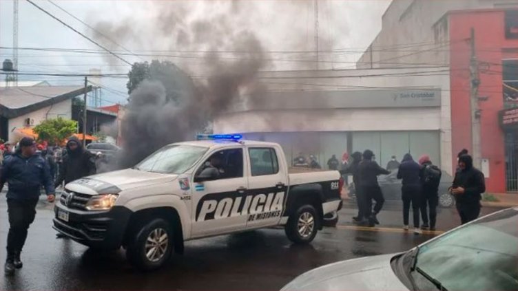 La Policía de Misiones se sumó a docentes y realiza protesta con corte de calle