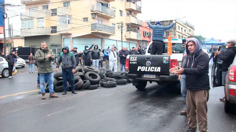 La Policía de Misiones se sumó a docentes y realiza protesta con corte de calle - Política - Elonce.com
