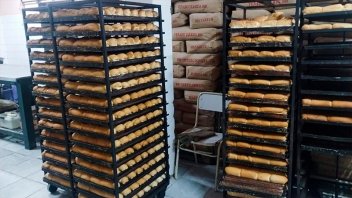 Internos de la cárcel de Concordia preparan pan para los centros de evacuados