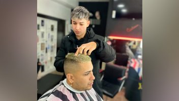 Callejero Fino visitó Crespo y se cortó el pelo en una barbería: 