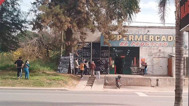 Robaron supermercado de Paraná y como los descubrieron apedrearon a los dueños