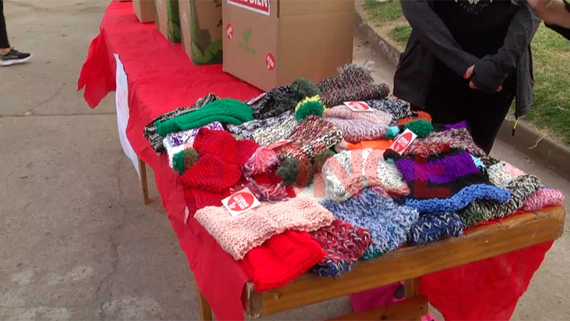 Colaboradoras tejieron gorros y cuellitos para el ropero de escuela Pérez Colman