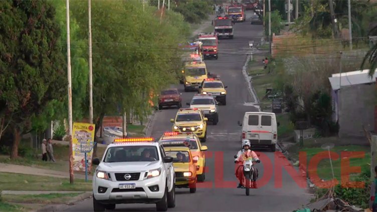 Bomberos Voluntarios de Paraná recorrieron la ciudad en caravana